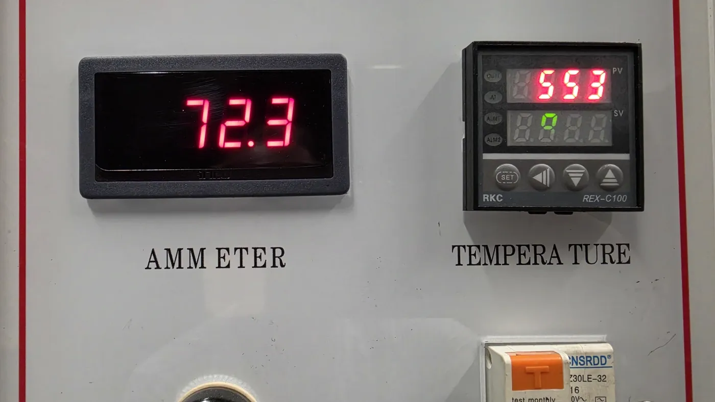 Wskazanie stanowiska podczas próby: temperatura drutu 553 °C.