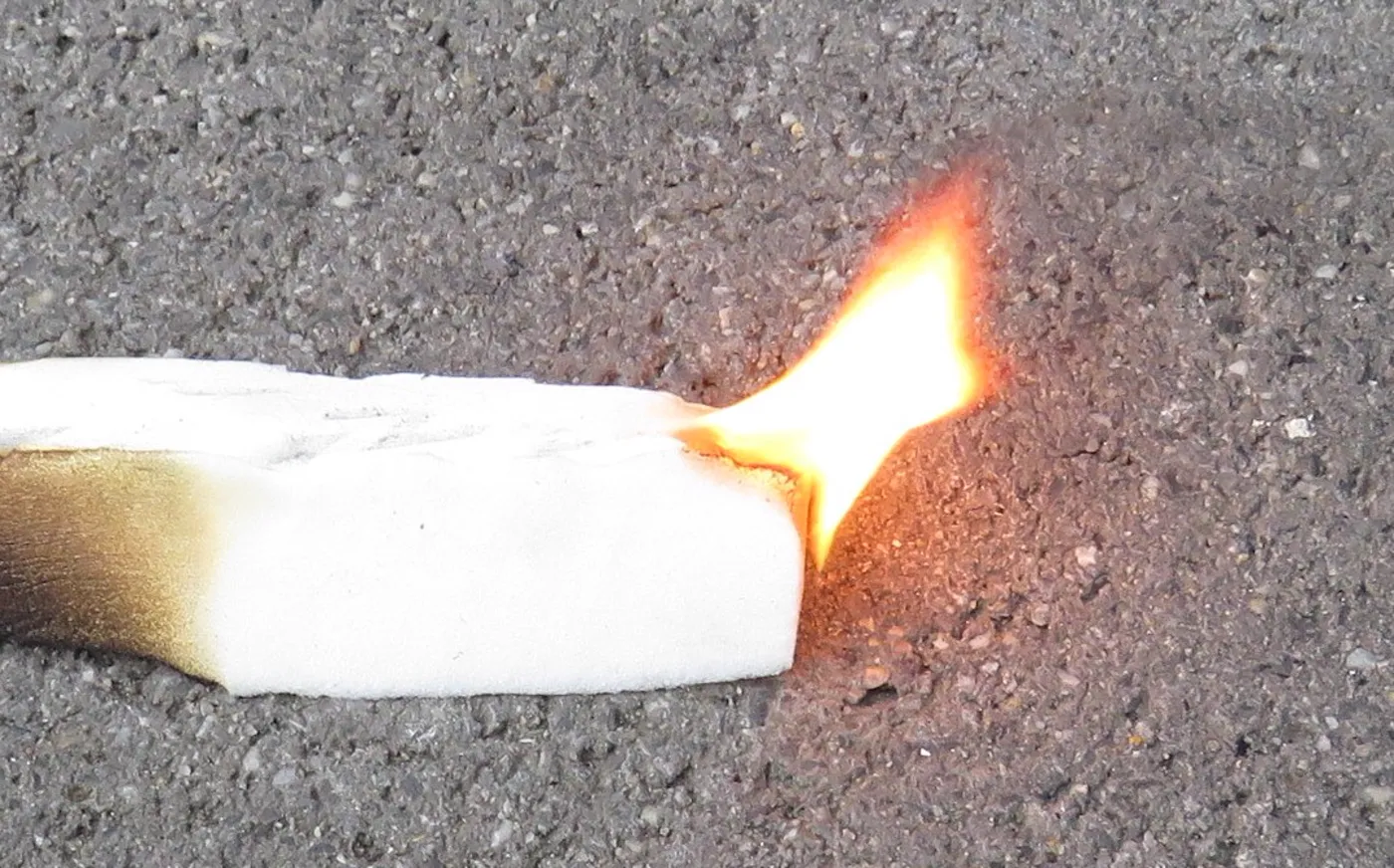 Materiał izolacyjny przy otwartym płomieniu. Ten sam materiał pod rozżarzonym drutem przy referencyjnej temperaturze badania pozostaje bez zapłonu.